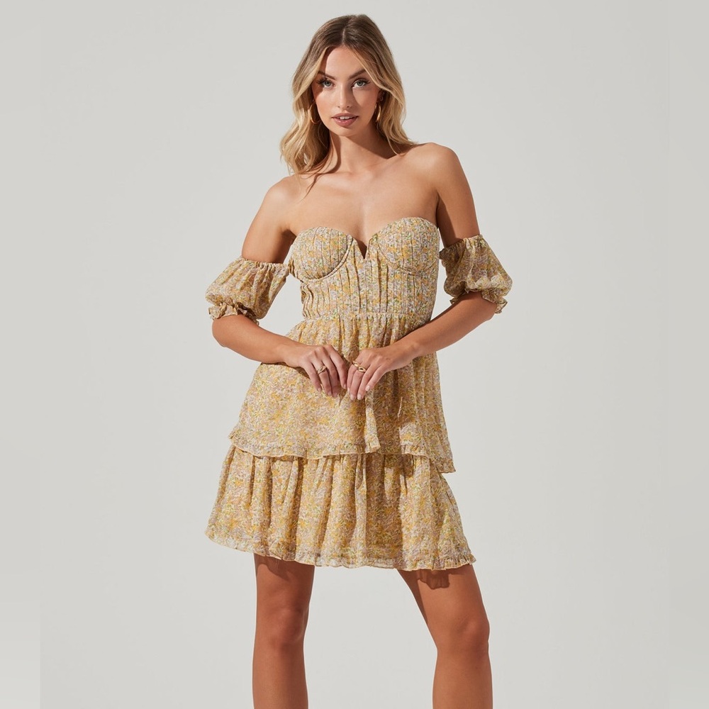 NWT ASTR the Label- Off Shoulder Two Tier Floral Mini Dress
Sz M